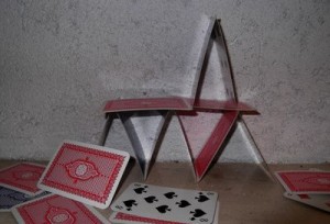 Einstürzendes-Kartenhaus_pixelio.de